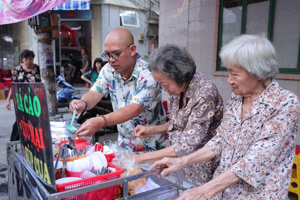 Color Man làm người bán hàng rong, kêu gọi giúp đỡ những mảnh đời khó khăn - Ảnh 1. Color Man làm người bán hàng rong, kêu gọi giúp đỡ những mảnh đời khó khăn - Ảnh 1.