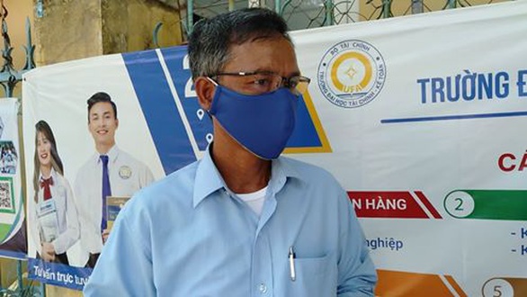 Thí sinh hơn 50 tuổi đi thi, quyết lấy bằng tốt nghiệp THPT - Ảnh 1. Thí sinh hơn 50 tuổi đi thi, quyết lấy bằng tốt nghiệp THPT - Ảnh 1.