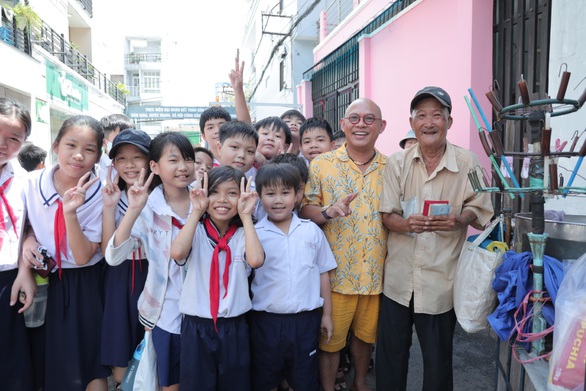Color Man làm người bán hàng rong, kêu gọi giúp đỡ những mảnh đời khó khăn - Ảnh 5. Color Man làm người bán hàng rong, kêu gọi giúp đỡ những mảnh đời khó khăn - Ảnh 5.