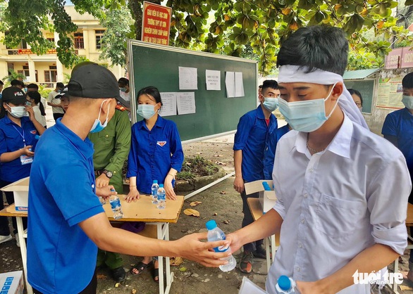 Cha mất vì trọng bệnh, nam sinh đội khăn tang đi thi tốt nghiệp - Ảnh 1. Cha mất vì trọng bệnh, nam sinh đội khăn tang đi thi tốt nghiệp - Ảnh 1.