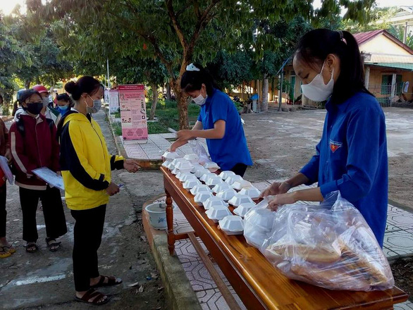 Giáo viên vào bếp, nấu cơm cho thí sinh Vân Kiều khi hàng quán đóng cửa vì dịch - Ảnh 1.