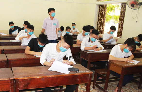 Thi tốt nghiệp THPT ở Đà Nẵng: Dùng máy để khử khuẩn tất cả bài thi - Ảnh 1.
