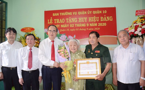 Lãnh đạo TP.HCM trao huy hiệu Đảng cho đảng viên lão thành - Ảnh 2. Lãnh đạo TP.HCM trao huy hiệu Đảng cho đảng viên lão thành - Ảnh 2.