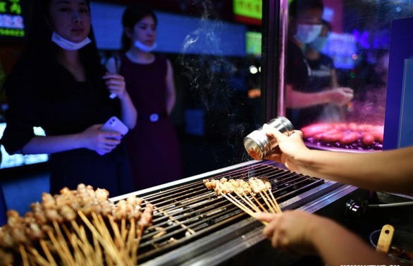 Vì khó khăn, Bắc Kinh nhắm mắt làm ngơ cho dân đi bán hàng rong - Ảnh 3. Vì khó khăn, Bắc Kinh nhắm mắt làm ngơ cho dân đi bán hàng rong - Ảnh 3.