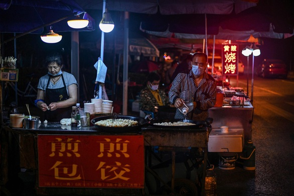 Vì khó khăn, Bắc Kinh nhắm mắt làm ngơ cho dân đi bán hàng rong - Ảnh 1. Vì khó khăn, Bắc Kinh nhắm mắt làm ngơ cho dân đi bán hàng rong - Ảnh 1.