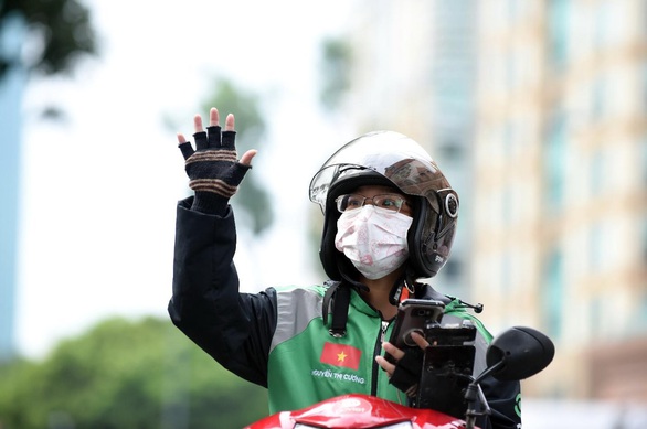 Gojek Việt Nam nổi bật với màu xanh, đen đặc trưng và quốc kỳ Việt Nam - Ảnh 1. Gojek Việt Nam nổi bật với màu xanh, đen đặc trưng và quốc kỳ Việt Nam - Ảnh 1.