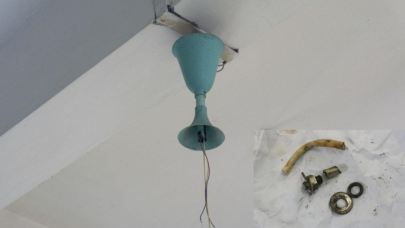 Ceiling fan fluttering in the classroom, an elementary school student enters - Photo 1.