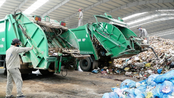 Sau hơn 2 năm, bãi rác lớn nhất Quảng Ngãi được dân cho tiếp nhận rác trở lại - Ảnh 1.