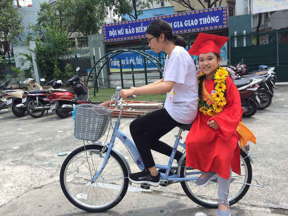 Nhận phần thưởng chiếc xe đạp tiền triệu, cô bạn lớp 3 tặng lại học sinh nghèo - Ảnh 1.