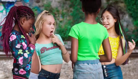 Phim Cuties trên Netflix bị chỉ trích vì những cảnh quay trẻ em nhảy gợi dục - Ảnh 1.