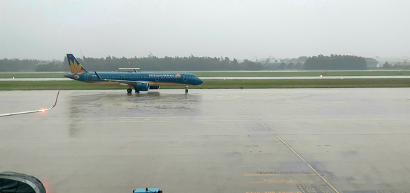 Vietnam Airlines hủy hàng chục chuyến bay vì bão số 13 - Ảnh 1.