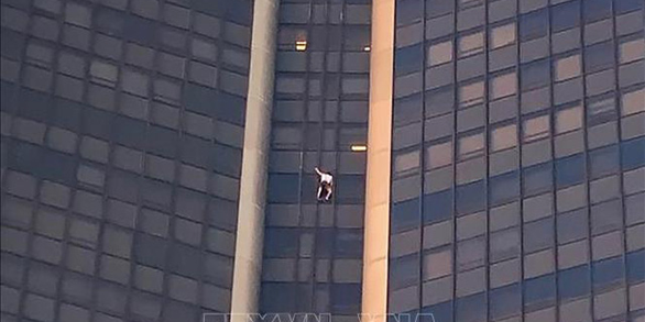 Sau 5 năm, lại một người trèo cheo leo lên tòa nhà 210m cao nhất Paris - Ảnh 1.