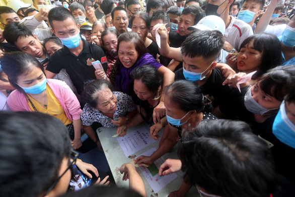 Thousands of people pushed themselves to death, rushing to buy tickets for the final of the National Cup - Photo 1.