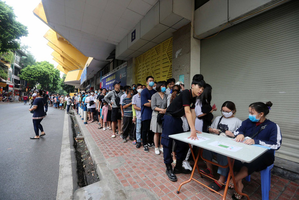 Thousands of people jostled with fatigue, pressing to buy tickets to see the final of the National Cup - Photo 3.