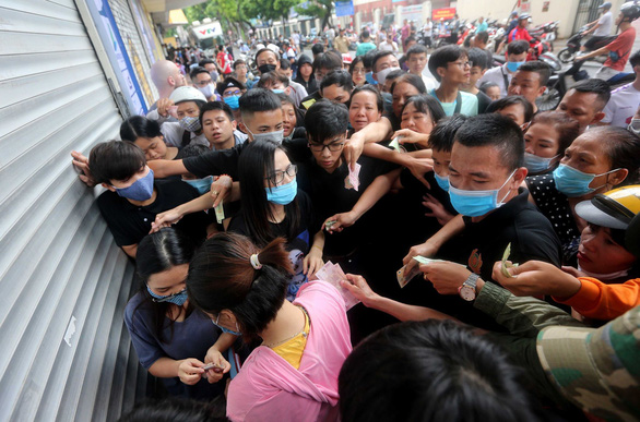 Thousands of exhausted people jostled, rushing to buy tickets for the final of the National Cup - Photo 4.