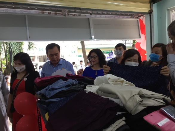 Gian hàng san sẻ yêu thương với bệnh nhân nghèo ở BV Nguyễn Tri Phương - Ảnh 1. Gian hàng san sẻ yêu thương với bệnh nhân nghèo ở BV Nguyễn Tri Phương - Ảnh 1.