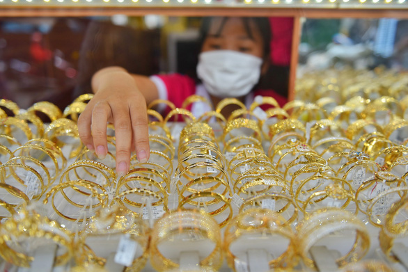 Giá vàng thế giới bất ngờ bốc hơi, giá trong nước còn treo cao - Ảnh 1. Giá vàng thế giới bất ngờ bốc hơi, giá trong nước còn treo cao - Ảnh 1.