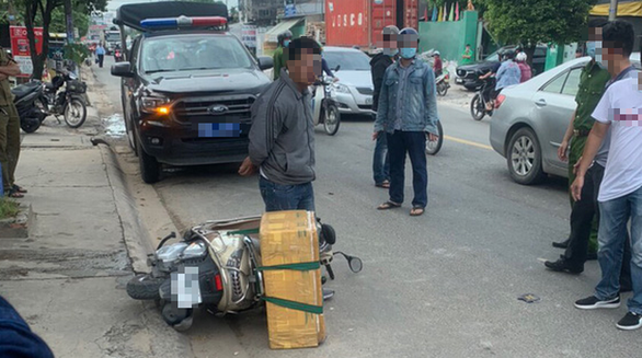 With a king cobra weighing 20 kg, the man was arrested by the police - Photo 1.