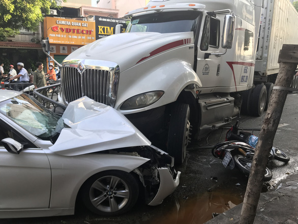 Container trucks lose control of cars and many motorcycles in Ho Chi Minh City - Photo 4.