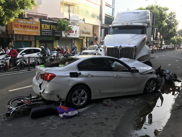 Container trucks lose control of cars and many motorcycles in Ho Chi Minh City - Photo 1.