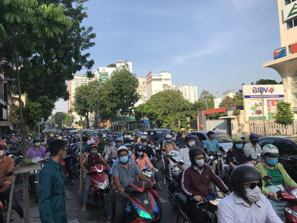 Container trucks lose control of cars and many motorcycles in Ho Chi Minh City - Photo 5.