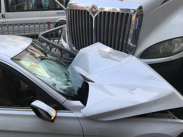 Container trucks lose control of cars and many motorcycles in Ho Chi Minh City - Photo 2.