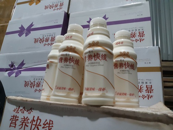 Tạm giữ hơn 10.000 chai sữa chua do Trung Quốc sản xuất - Ảnh 1. Tạm giữ hơn 10.000 chai sữa chua do Trung Quốc sản xuất - Ảnh 1.