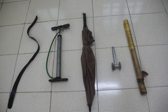 Cha ruột bắt con trai cởi trần phơi nắng, dùng dây lưng, điếu cày đánh đập - Ảnh 2. Cha ruột bắt con trai cởi trần phơi nắng, dùng dây lưng, điếu cày đánh đập - Ảnh 2.