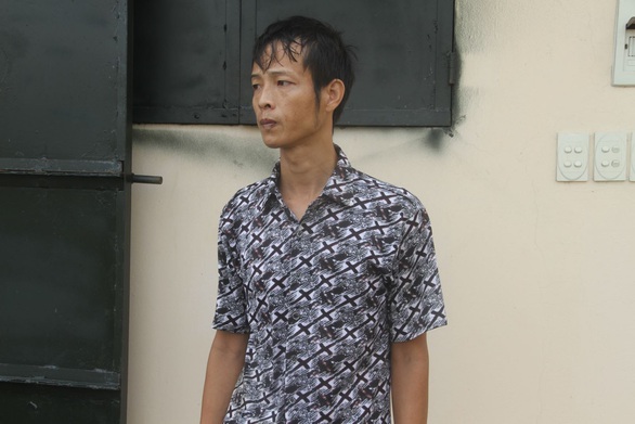 Cha ruột bắt con trai cởi trần phơi nắng, dùng dây lưng, điếu cày đánh đập - Ảnh 1. Cha ruột bắt con trai cởi trần phơi nắng, dùng dây lưng, điếu cày đánh đập - Ảnh 1.
