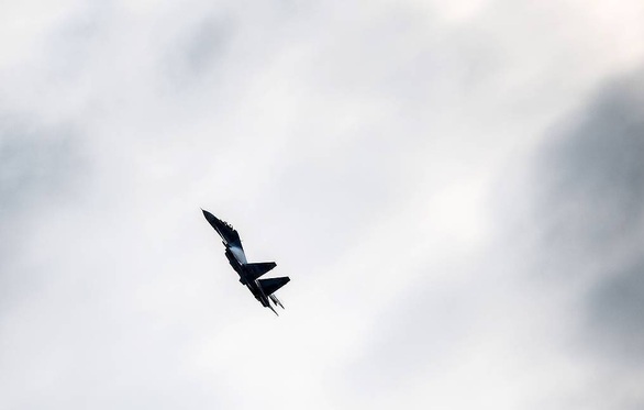 Tiêm kích Su-30 của Nga rơi xuống rừng, phi công sống sót - Ảnh 1. Tiêm kích Su-30 của Nga rơi xuống rừng, phi công sống sót - Ảnh 1.