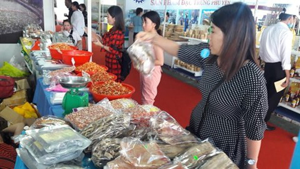 Braised fish in Vu Dai village, Ben Tre spring rolls and thousands of regional specialties flock to Ho Chi Minh City - Photo 1.