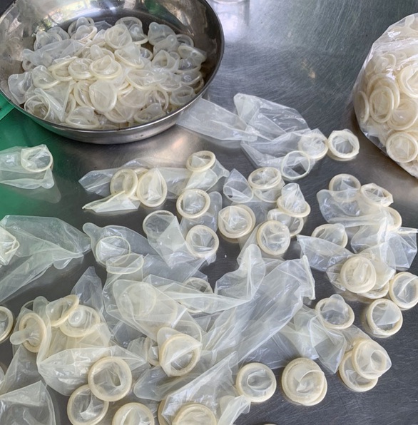 Tái chế bao cao su đã sử dụng: công an sẽ truy nguồn gốc - Ảnh 1. Tái chế bao cao su đã sử dụng: công an sẽ truy nguồn gốc - Ảnh 1.