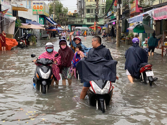 TP.HCM tiếp tục có mưa trải rộng, đề phòng dông, gió lốc - Ảnh 1. TP.HCM tiếp tục có mưa trải rộng, đề phòng dông, gió lốc - Ảnh 1.