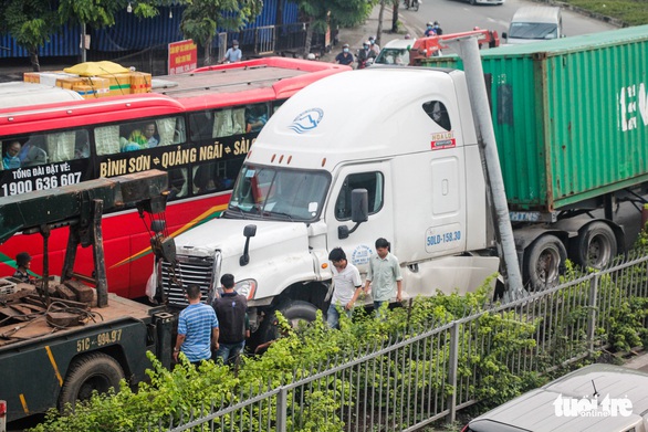 Hai xe container va chạm, quốc lộ 1 qua Thủ Đức kẹt xe nghiêm trọng - Ảnh 7.