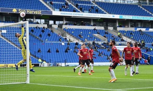 Được khung gỗ cứu thua 5 lần, Man Utd thắng nghẹt thở Brighton - Ảnh 1. Được khung gỗ cứu thua 5 lần, Man Utd thắng nghẹt thở Brighton - Ảnh 1.