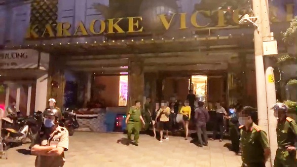 Hơn 100 người tại quán karaoke Victoria ở Bình Tân, 33 người ‘phê’ ma túy - Ảnh 1. Hơn 100 người tại quán karaoke Victoria ở Bình Tân, 33 người ‘phê’ ma túy - Ảnh 1.