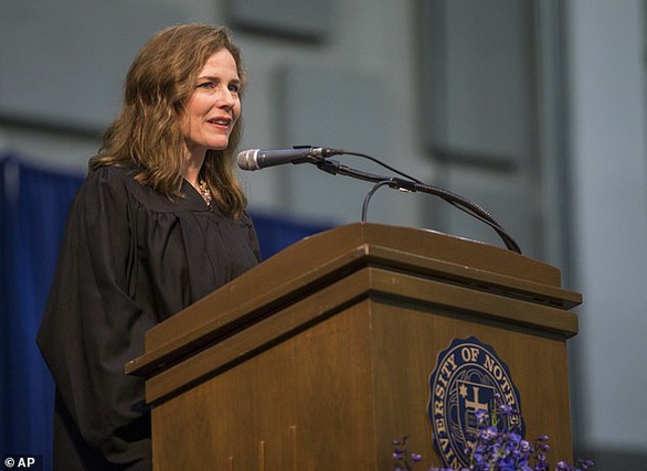 Amy Coney Barrett - người được đề cử làm thẩm phán tòa án tối cao Mỹ là ai? - Ảnh 3. Amy Coney Barrett - người được đề cử làm thẩm phán tòa án tối cao Mỹ là ai? - Ảnh 3.