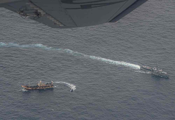 250 tàu cá Trung Quốc bòn rút ngoài biển Peru, Mỹ tức giận cảnh báo giúp - Ảnh 1.