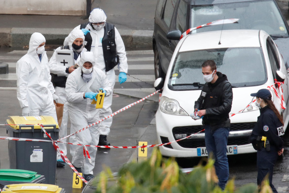 Nghi phạm nói tấn công bằng dao tại Paris nhắm vào tạp chí Charlie Hebdo - Ảnh 1. Nghi phạm nói tấn công bằng dao tại Paris nhắm vào tạp chí Charlie Hebdo - Ảnh 1.