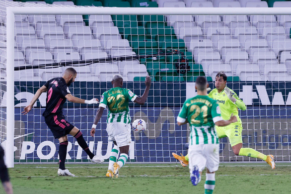Real Madrid thắng 10 người của Betis nhờ... quả phạt 11m phút 83 - Ảnh 2. Real Madrid thắng 10 người của Betis nhờ... quả phạt 11m phút 83 - Ảnh 2.