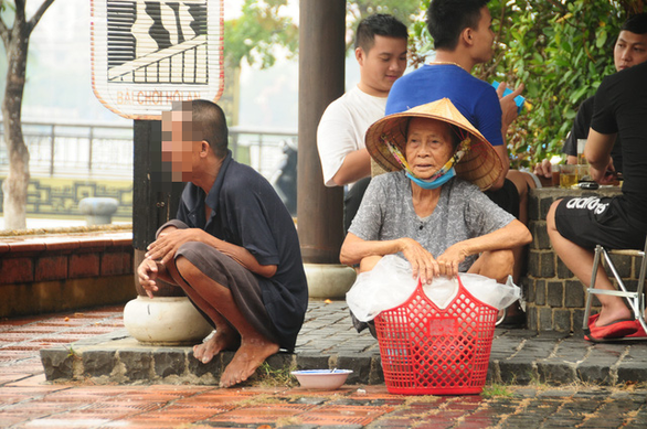 Người điên nổi tiếng ở Hội An và người mẹ già 50 năm theo bước chân con - Ảnh 1.