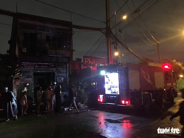 Big fire in District 9, many people who eat pho throw their chopsticks - Photo 2.