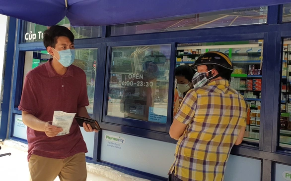 Các ông lớn gánh lỗ như thế nào trong cuộc đua mở nhà thuốc? - Ảnh 1. Các ông lớn gánh lỗ như thế nào trong cuộc đua mở nhà thuốc? - Ảnh 1.