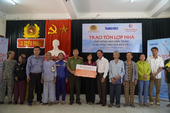Tôn Đông Á giúp người dân vùng bão lợp lại mái nhà - Ảnh 4. Tôn Đông Á giúp người dân vùng bão lợp lại mái nhà - Ảnh 4.