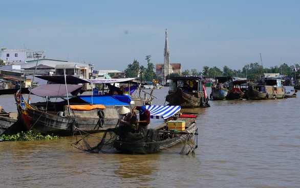Cứu các chợ nổi đang chìm - Ảnh 1. Cứu các chợ nổi đang chìm - Ảnh 1.