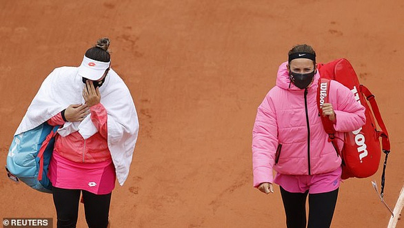 Azarenka tự ý rời sân 45 phút ở Roland Garros vì…. lạnh - Ảnh 2. Azarenka tự ý rời sân 45 phút ở Roland Garros vì…. lạnh - Ảnh 2.