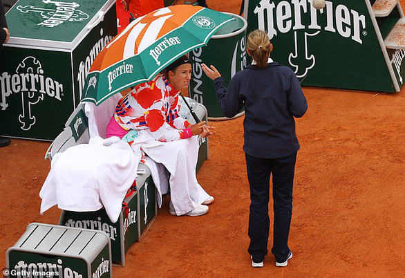 Azarenka tự ý rời sân 45 phút ở Roland Garros vì…. lạnh - Ảnh 1. Azarenka tự ý rời sân 45 phút ở Roland Garros vì…. lạnh - Ảnh 1.