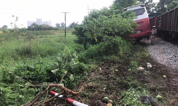 Tàu hỏa đâm ngang hông xe 45 chỗ chở học sinh - Ảnh 1. Tàu hỏa đâm ngang hông xe 45 chỗ chở học sinh - Ảnh 1.