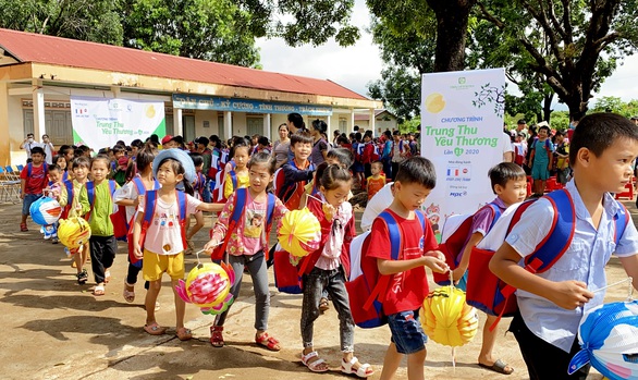 Quỹ Hiểu về trái tim mang quà Trung thu đến với trẻ em Đắk Lắk - Ảnh 1. Quỹ Hiểu về trái tim mang quà Trung thu đến với trẻ em Đắk Lắk - Ảnh 1.