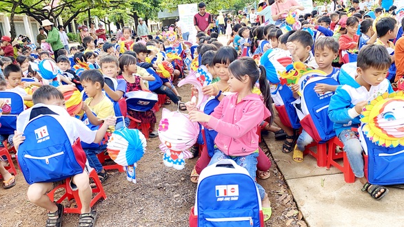 Quỹ Hiểu về trái tim mang quà Trung thu đến với trẻ em Đắk Lắk - Ảnh 2. Quỹ Hiểu về trái tim mang quà Trung thu đến với trẻ em Đắk Lắk - Ảnh 2.